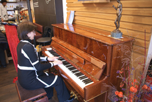 Klavier-Pianistin-300